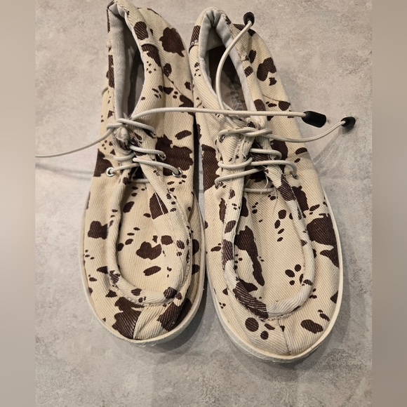 Very cute Outwoods cow print canvas shoes. Great condition. Size 6 or 6 1/2 - Picture 2 of 5